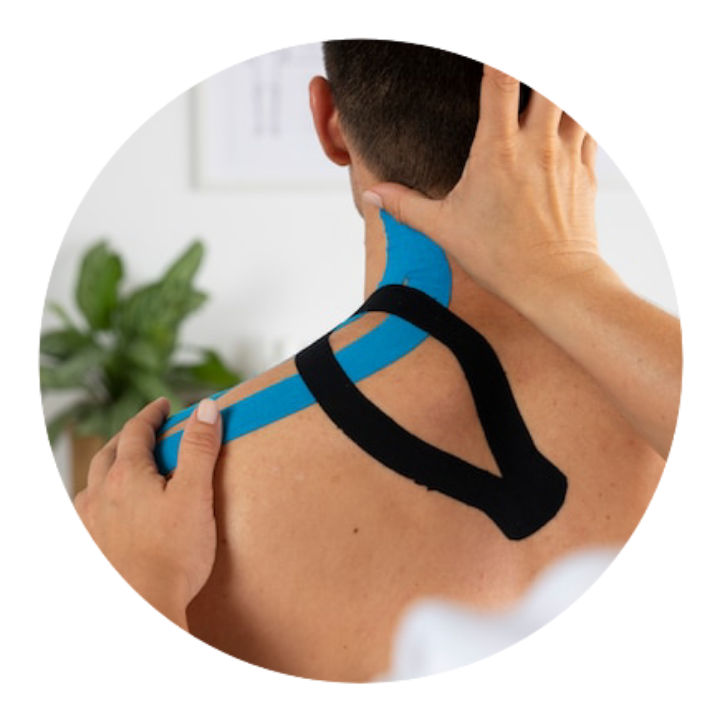 fisioterapeuta-aplicando-bandagem-medica-elastica-em-paciente-do-sexo-masculino-23-2149143839.png