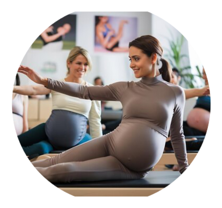 mulher-gravida-fazendo-exercicios-em-uma-aula-de-pilates-926199-2634764.png